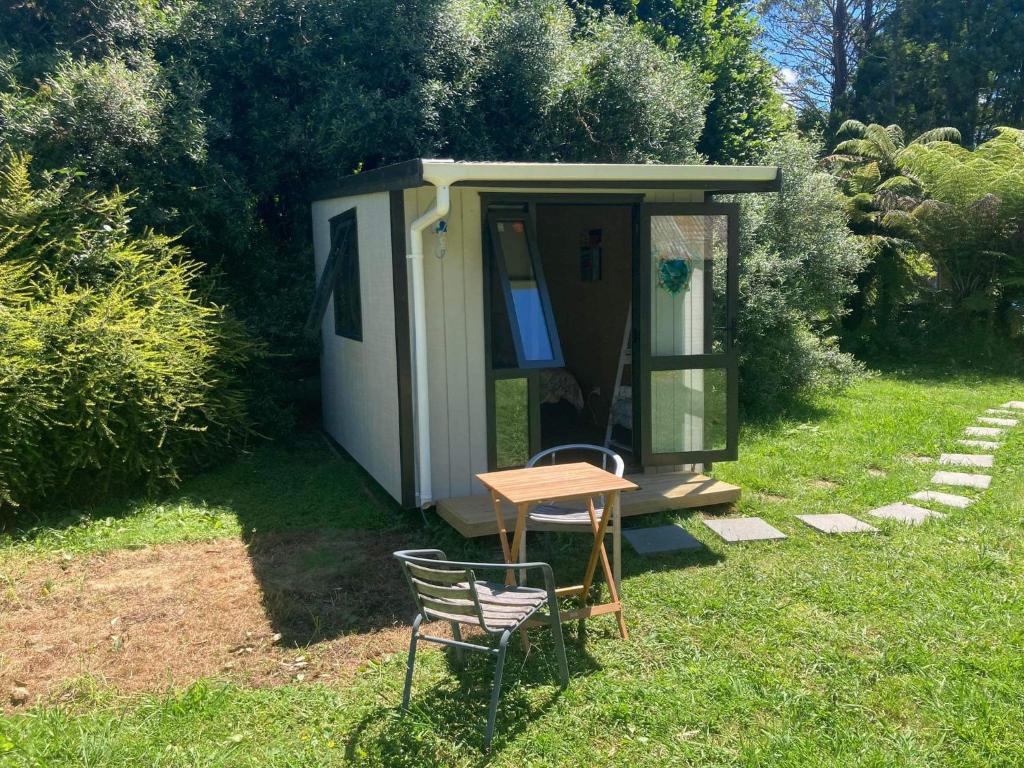 Kiwi cabin with geothermal pool by lake Taupo - Resim 11