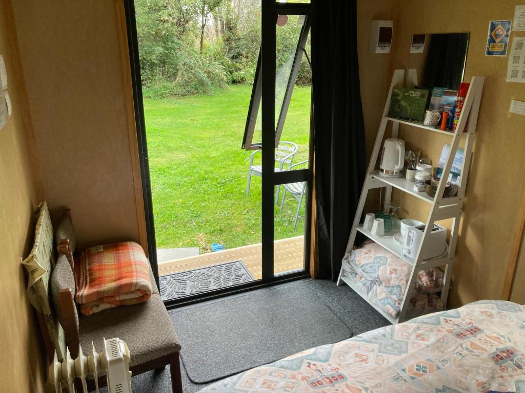 Kiwi cabin with geothermal pool by lake Taupo - Resim 19