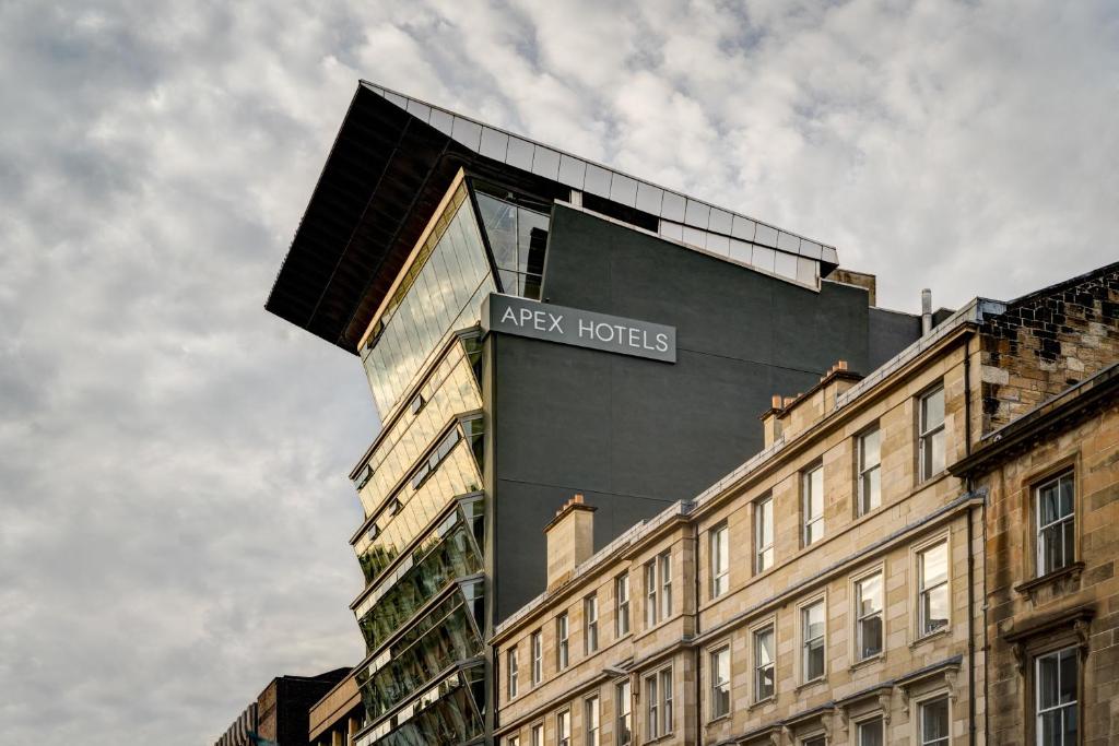 um edifício com um sinal na lateral em Apex City of Glasgow Hotel em Glasgow