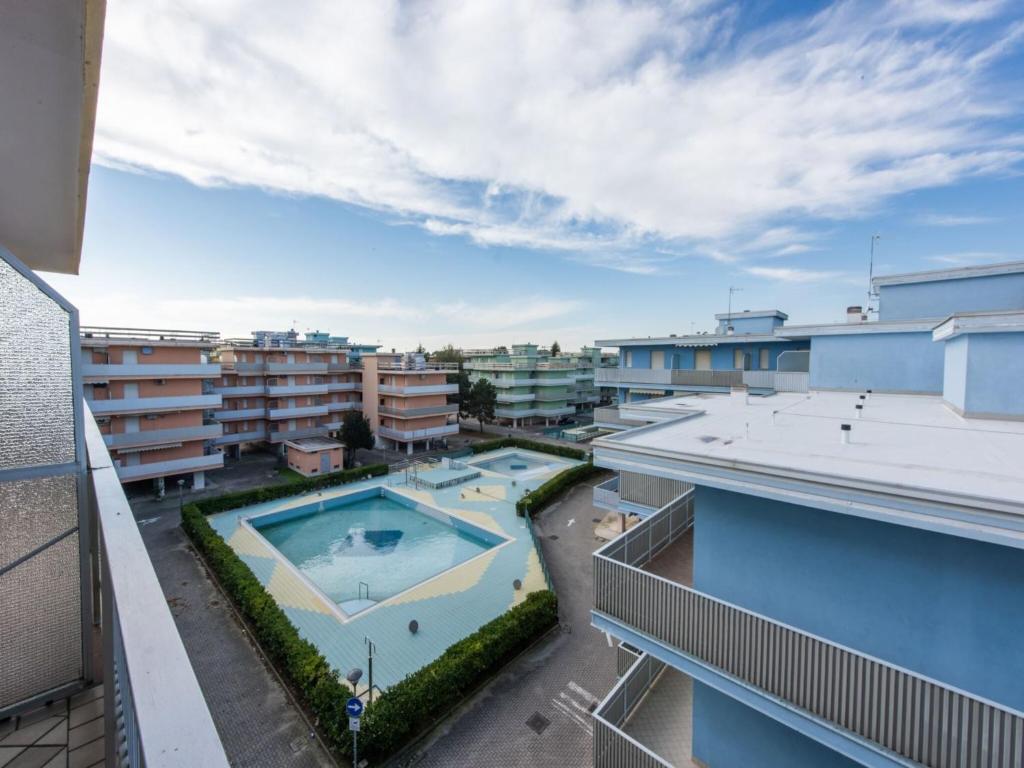 uma vista a partir da varanda de um edifício com piscina em Flat with a wonderful terrace - Beahost em Bibione