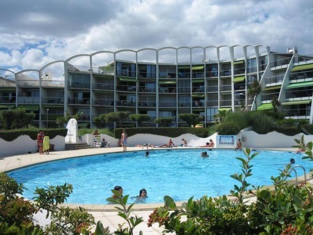 Charmant T2 avec Piscine, Proche Plage et Commerces, Garage Privé, Quartier Couchant