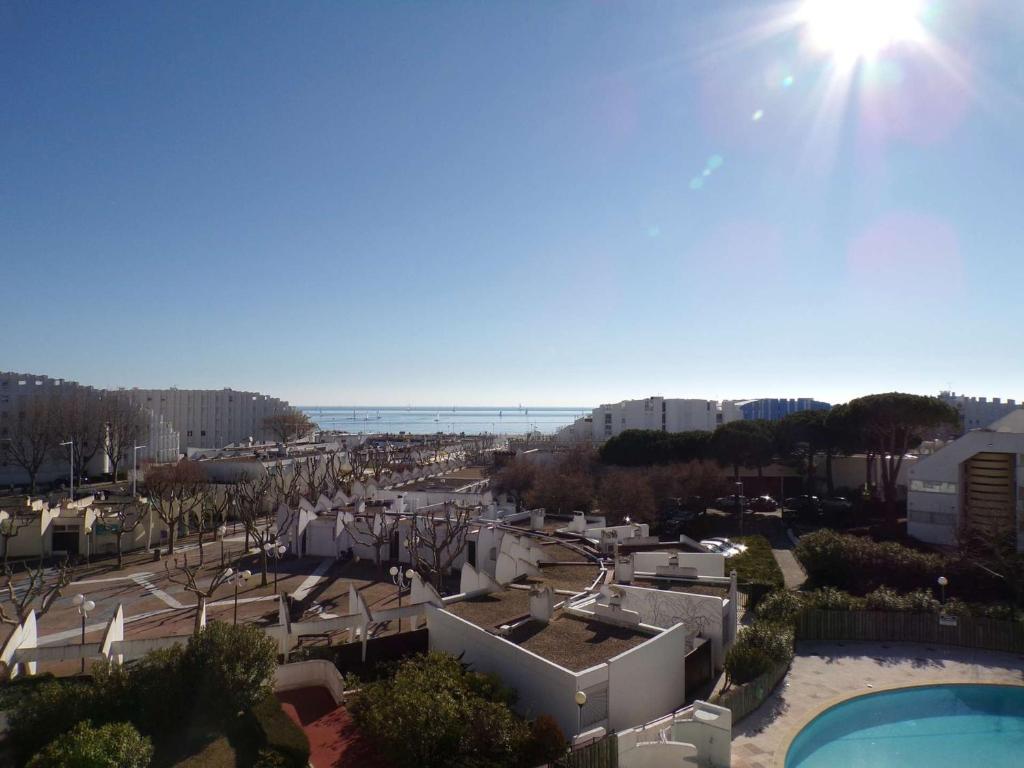 - une vue sur une ville avec des bâtiments et une piscine dans l'établissement 3 pièces avec piscine, proche plage, wifi, parking - idéal familles - FR-1-328-257, à La Grande Motte