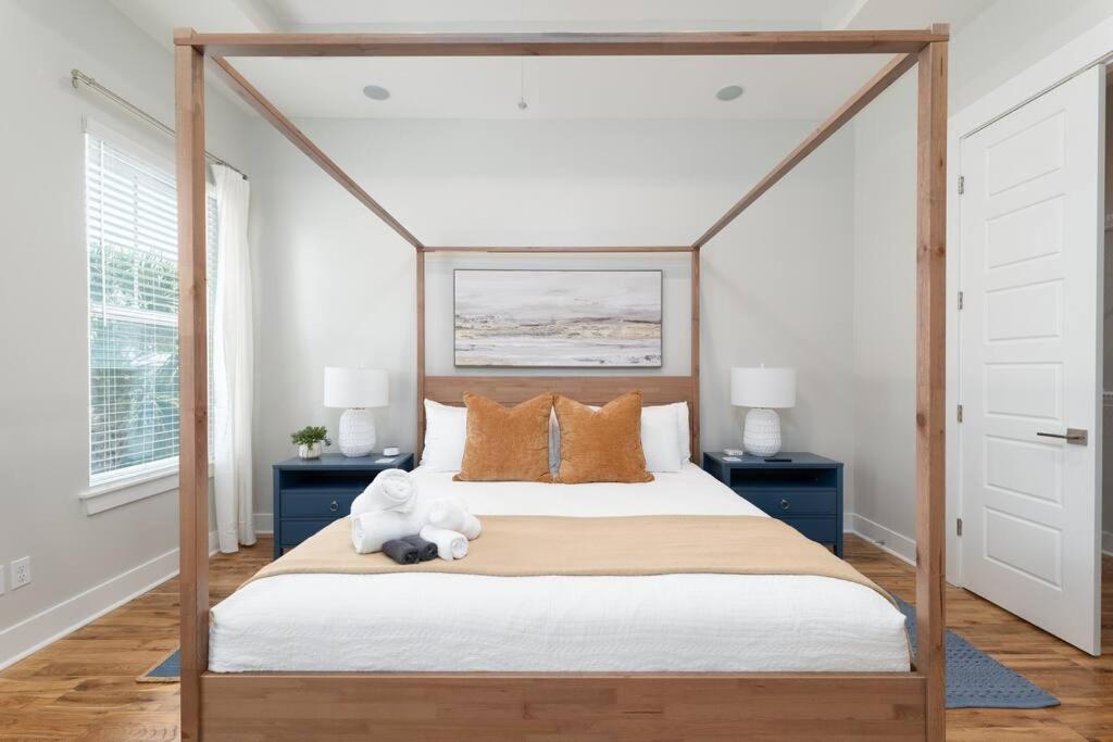 傑克遜維爾海灘的住宿－Be a Nomad - Newly renovated 4 blocks to beach，一间卧室配有一张带泰迪熊的天蓬床。