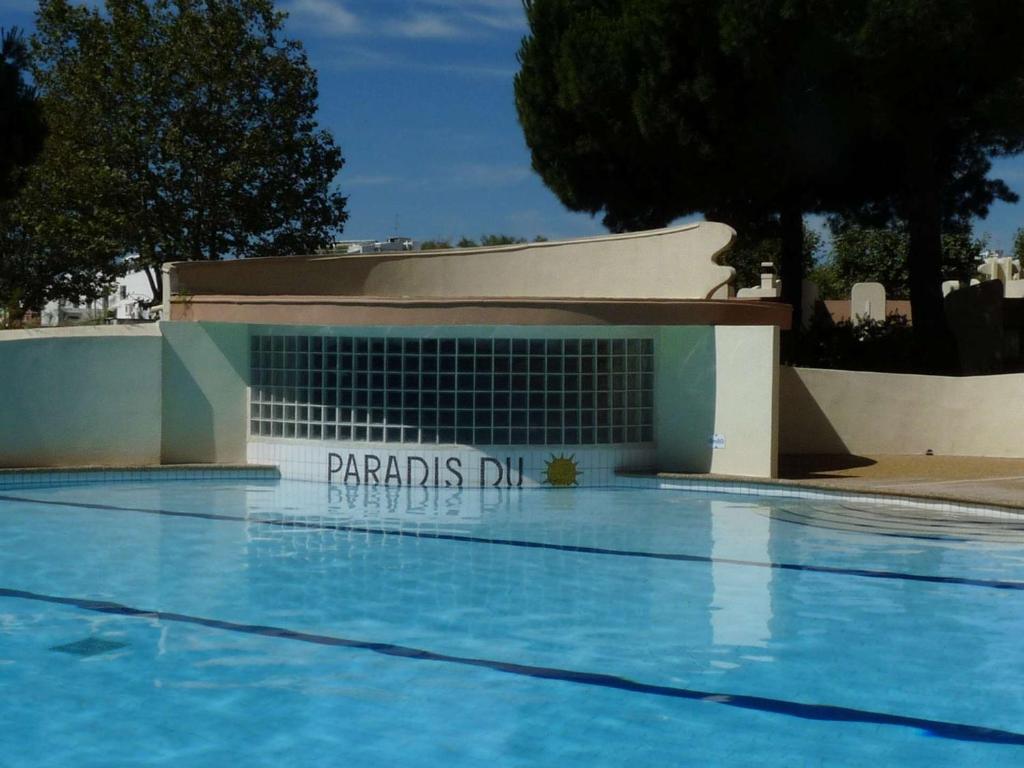 een zwembad voor een gebouw bij Studio La Grande-Motte, 1 pièce, 4 personnes - FR-1-328-247 in La Grande-Motte