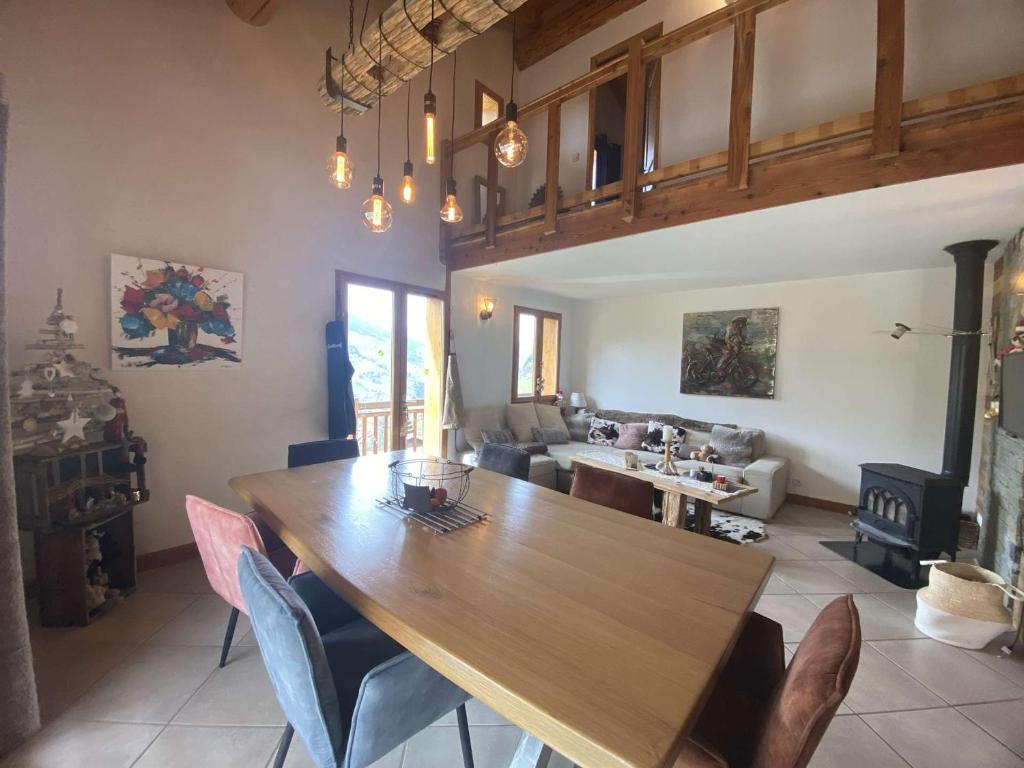 Photo de la galerie de l'établissement Chalet familial 10 pers. avec terrasse, terrain de boules, garage et équipements modernes - FR-1-342-318, à Beaufort
