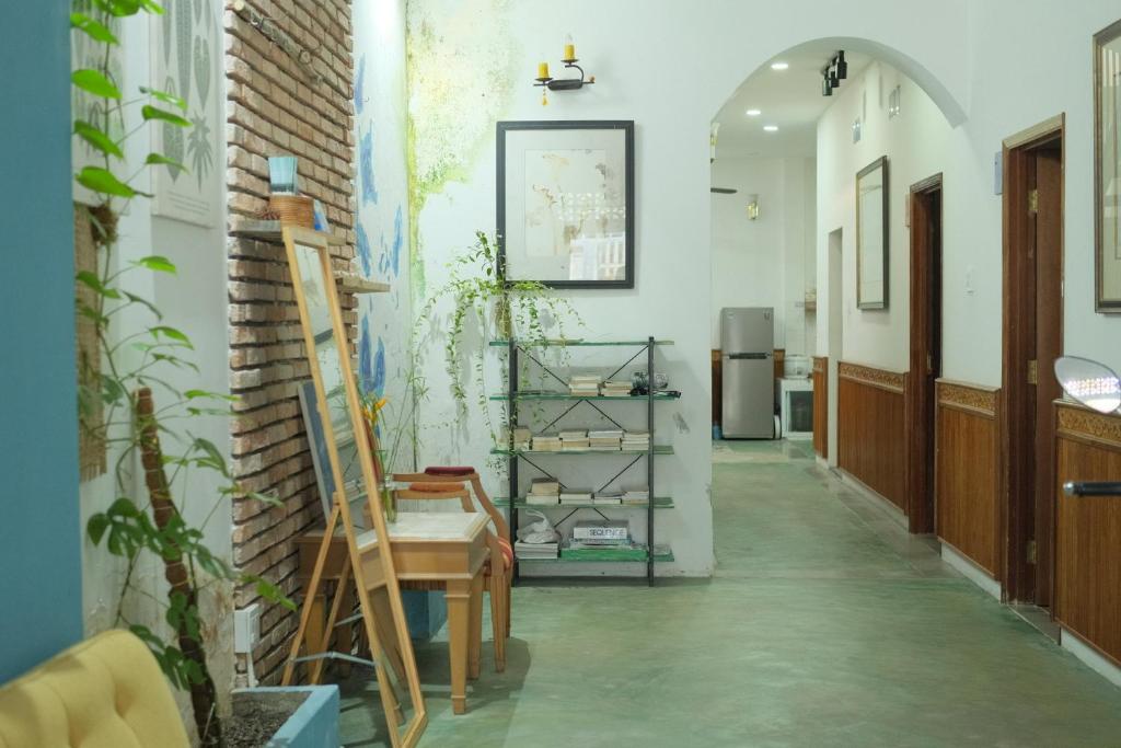 un pasillo con una habitación con una escalera y un estante en Come to the Sea homestay Phú Yên, en Tuy Hoa