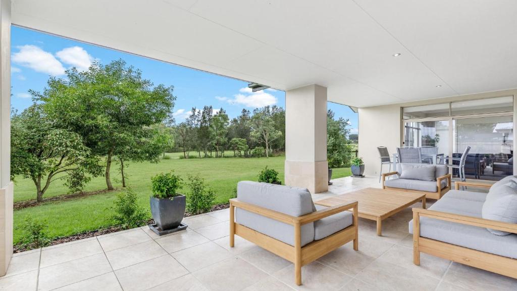 una sala de estar de planta abierta con vistas a un patio en La Vita - The Vintage en Pokolbin