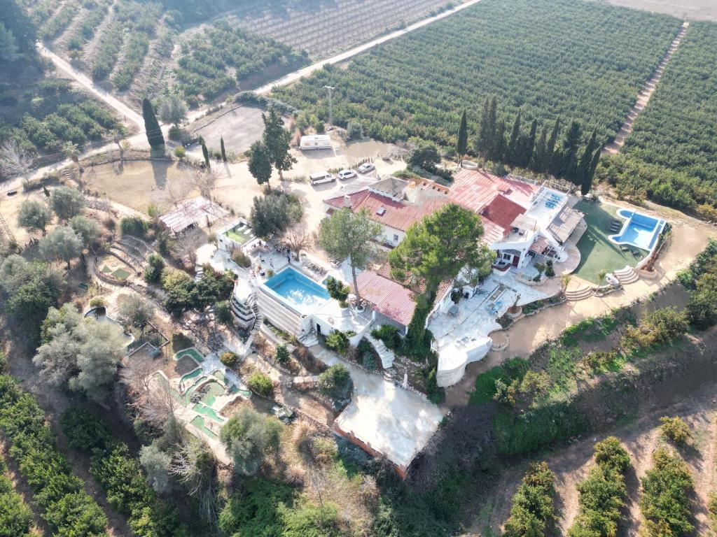 uma vista aérea de uma casa com um quintal em Finca Abogat em Barcheta