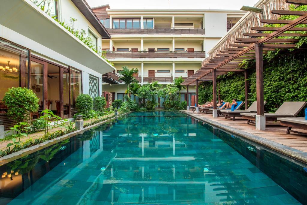 a swimming pool in the middle of a building at Siemreap Vasinh Residence in Siem Reap