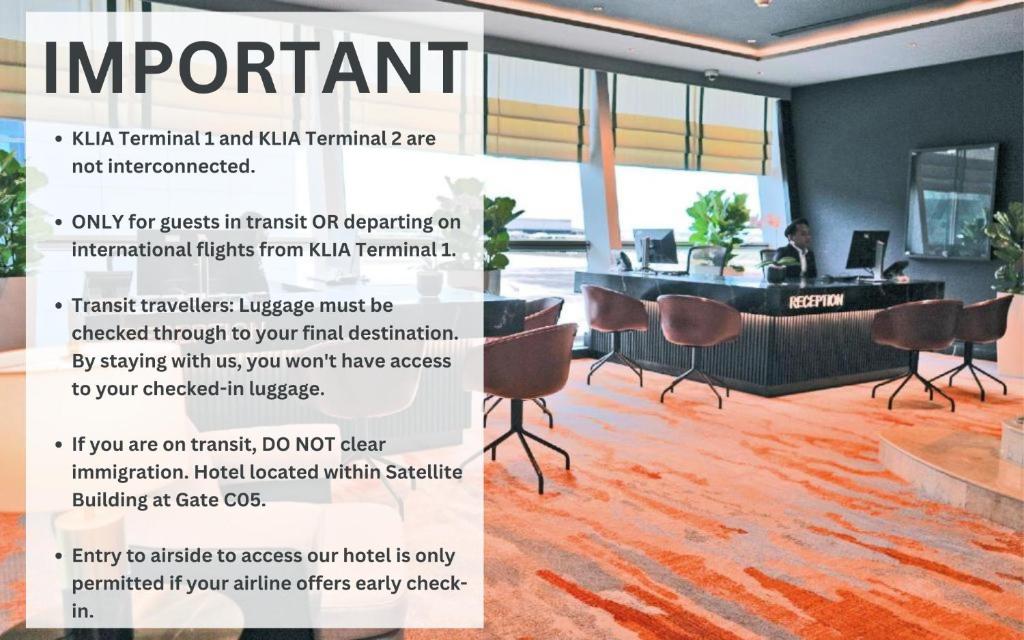 une annonce pour un bureau avec un tapis orange dans l'établissement Sama-Sama Express KLIA Terminal 1 - Airside Transit Hotel, à Sepang