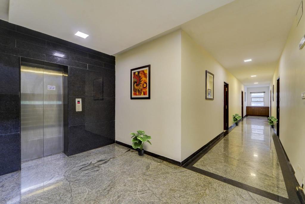 pasillo con ducha a ras de suelo en un edificio en OYO Townhouse 1116 US consulate, en Chennai