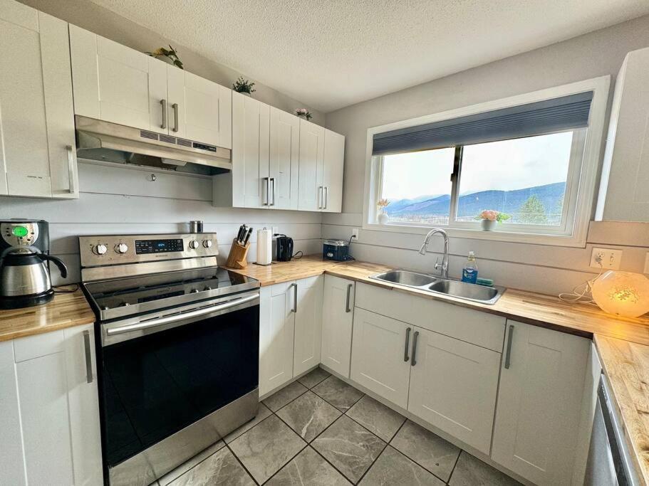 A cozinha ou kitchenette de Lumby Home away from Home - 3br