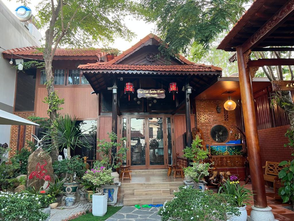 Tân Tạo的住宿－Đan Khôi Homestay Lagi，一座植物繁多的建筑