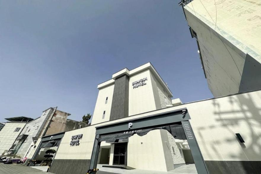 um edifício com uma porta aberta em frente em Mungyeong Stay 201 Hotel em Mungyeong