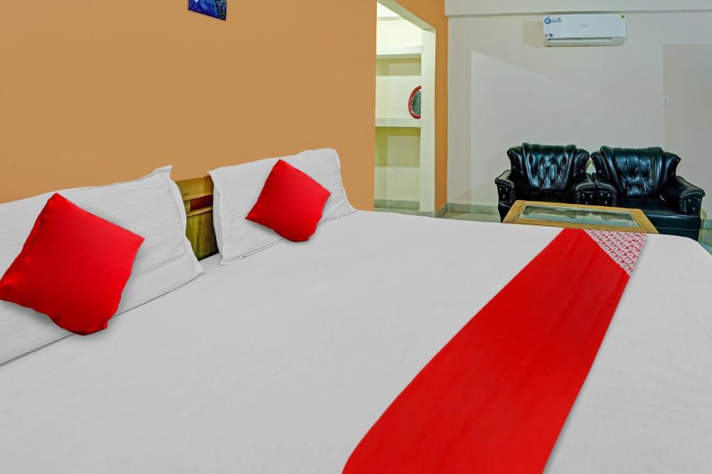 Gulzārbāgh的住宿－Flagship Grand Paradise Inn & Banquet Hall，一张带红色和白色枕头的床