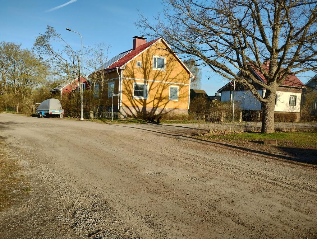 een oud huis aan de kant van een onverharde weg bij Saunallinen huone omakotitalossa - old wood house - in Turku