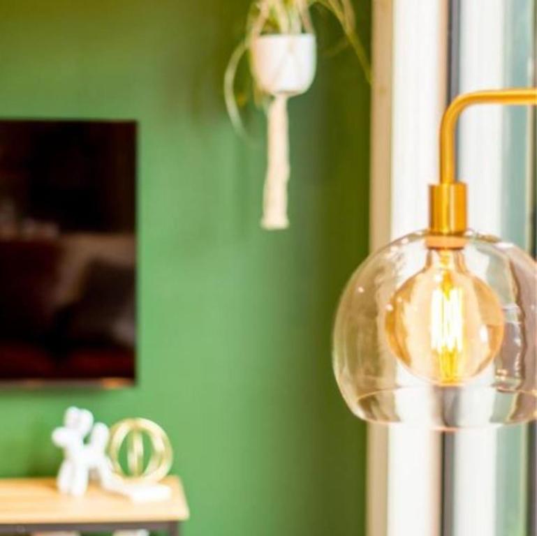 Gorgeous in Green - 2 bed Central Oasis w/king bed - Resim 20