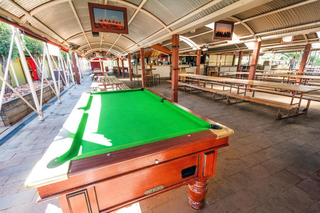 Biliár nebo kulečník v ubytování Outback Lodge