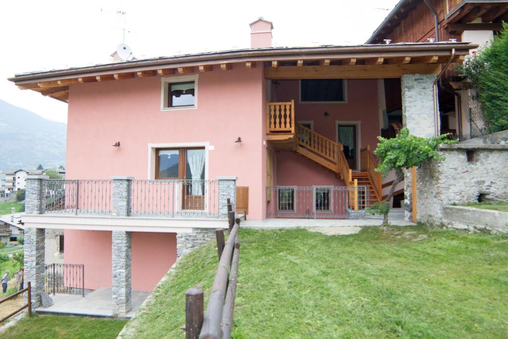 Casa con porche y balcón en La Maison De Deni, en Aymavilles