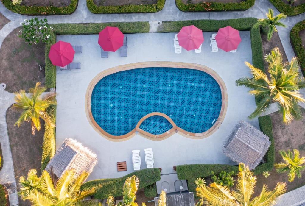 een uitzicht over het zwembad van een resort bij Phatcharee Resort in Baan Tai