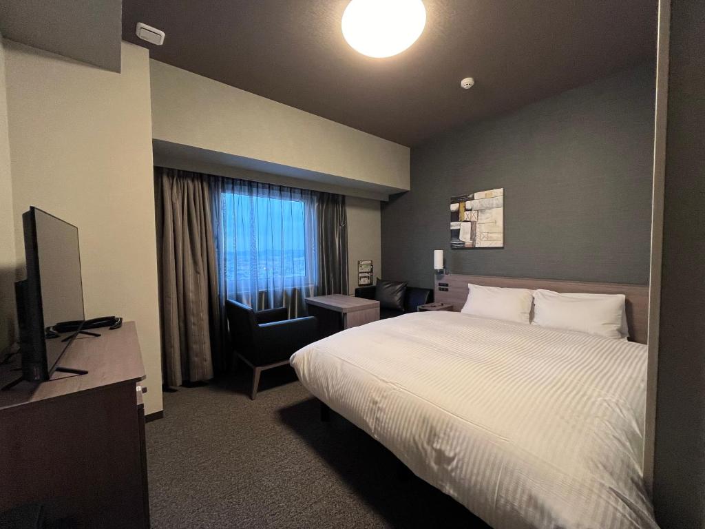 Postel nebo postele na pokoji v ubytování Hotel Route Inn Kuwana