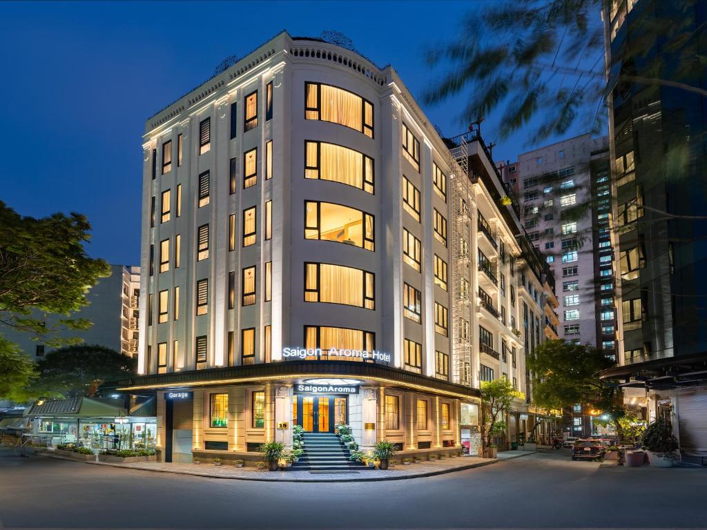 un edificio alto con luci accese in una città di SAIGON_AROMA_HOTEL a Hanoi