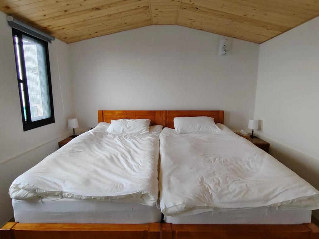 Postel nebo postele na pokoji v ubytování Slow House