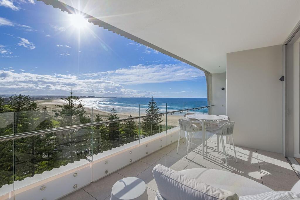 Elle comprend un balcon offrant une vue sur l'océan. dans l'établissement Miles on Kirra Unit 907, à Gold Coast