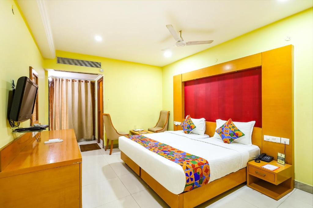 Postel nebo postele na pokoji v ubytování Fabhotel Prime Mahalaya Residency - Nr Pallavaram Railway Station