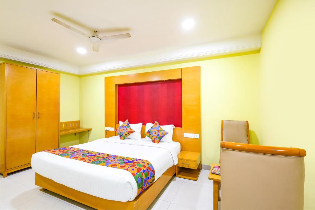Postel nebo postele na pokoji v ubytování Fabhotel Prime Mahalaya Residency - Nr Pallavaram Railway Station