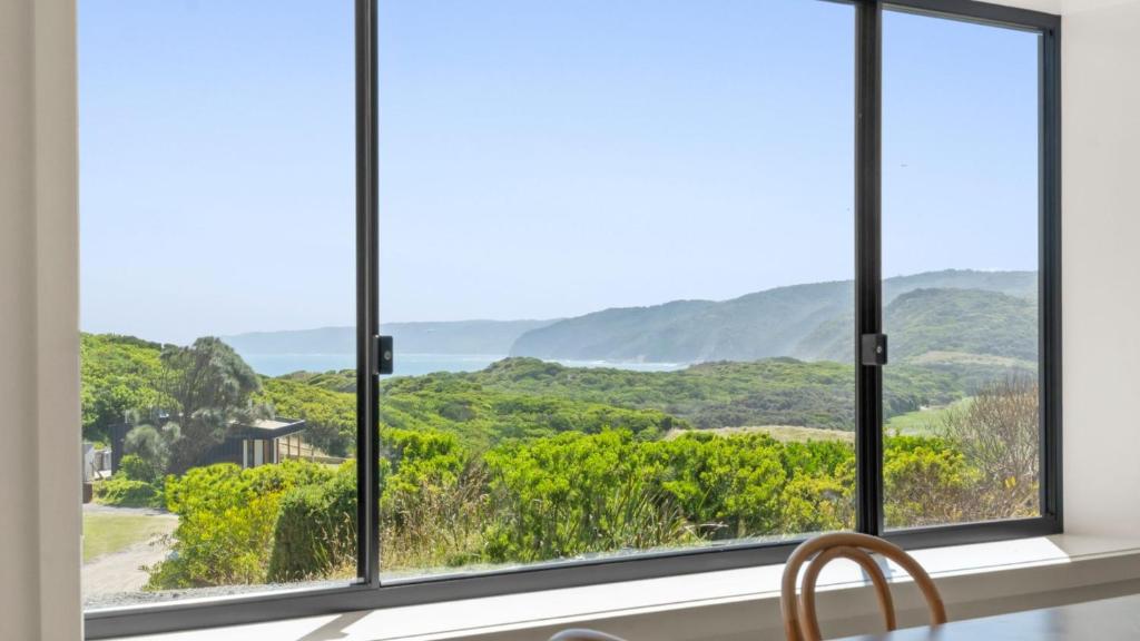 a kitchen window with a view of the mountains at Glen View in Johanna