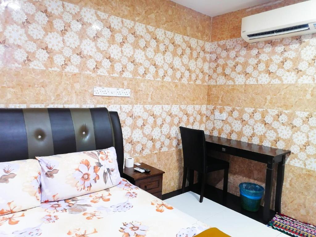 1 dormitorio con 1 cama y escritorio con silla en ARK HOTEL SUBANG en Shah Alam
