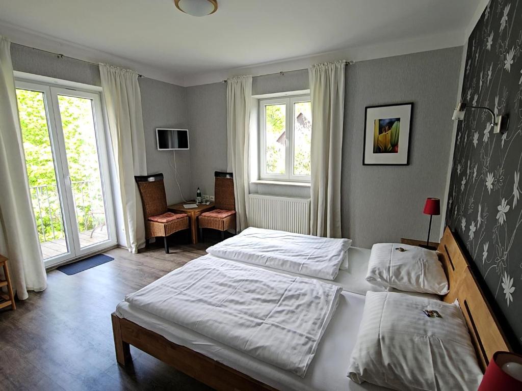 1 dormitorio con 2 camas y 2 ventanas en Cellino Hotel Prieros, en Prieros