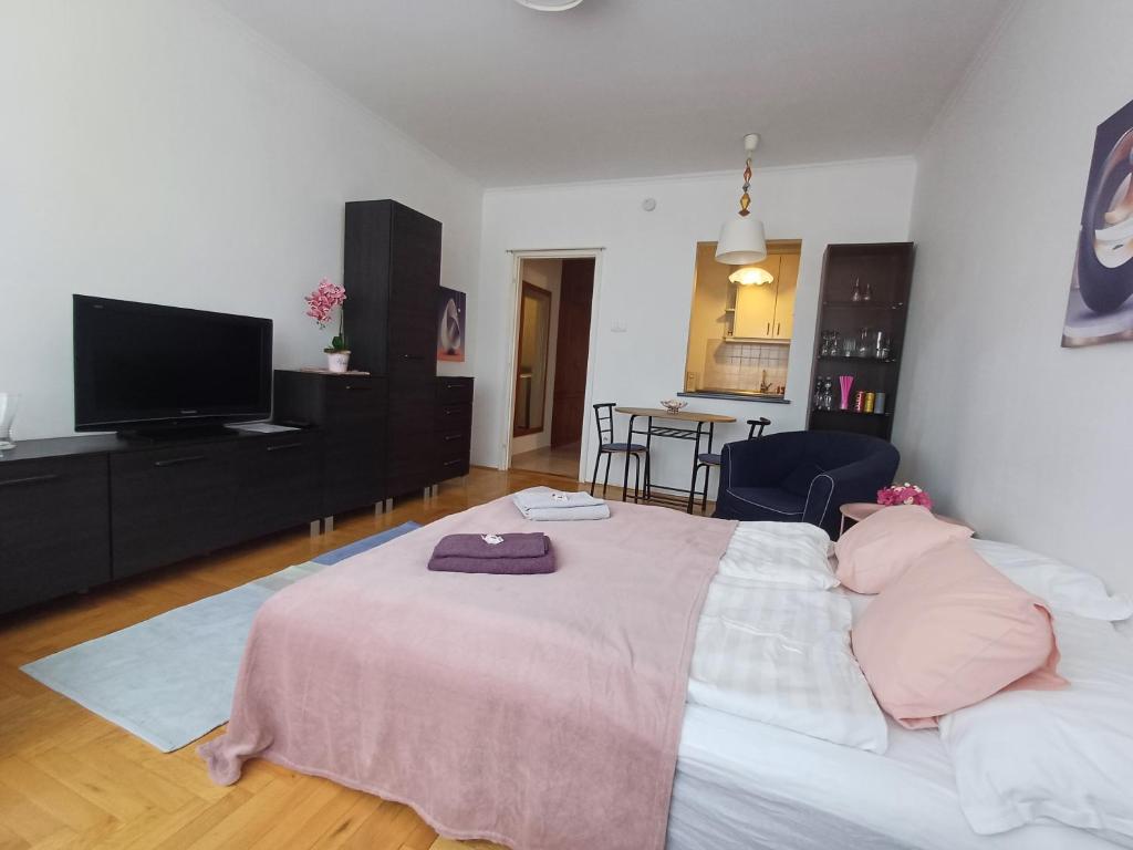 1 dormitorio con 1 cama grande con almohadas rosas en Elisabeth7 Apartment, en Budapest