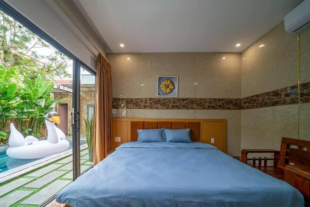 een slaapkamer met een groot bed en een zwembad bij FreePickUp Pool 5 BRs Villa,5 Mins Walk to Beach in Da Nang