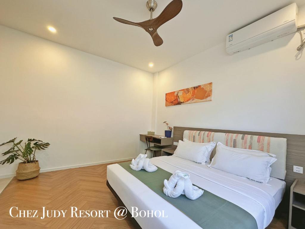 A bed or beds in a room at Chez Judy Resort