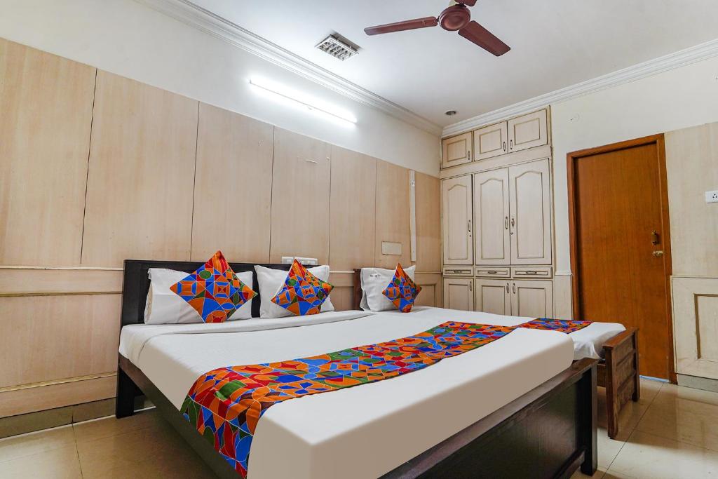 1 dormitorio con 1 cama grande en una habitación en FabHotel Nest Inn Service Apartment en Chennai