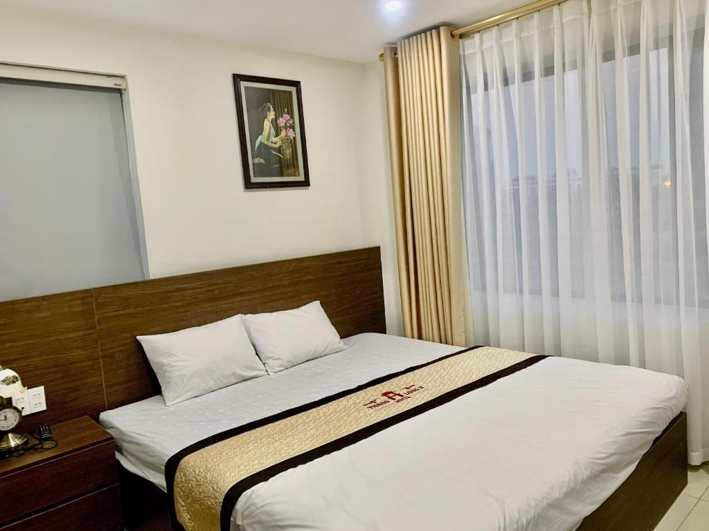 Кровать или кровати в номере Thăng Long 2 Hotel FLC