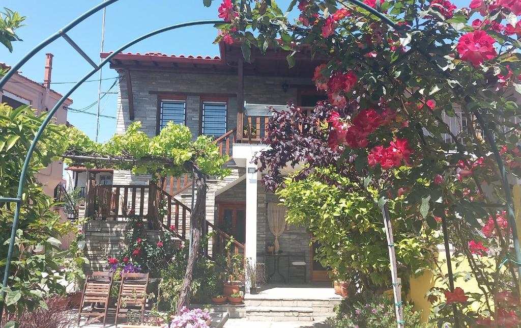 ein Haus mit Blumen davor in der Unterkunft STELLA'S AND EVI'S HOUSE in Agios Nikolaos