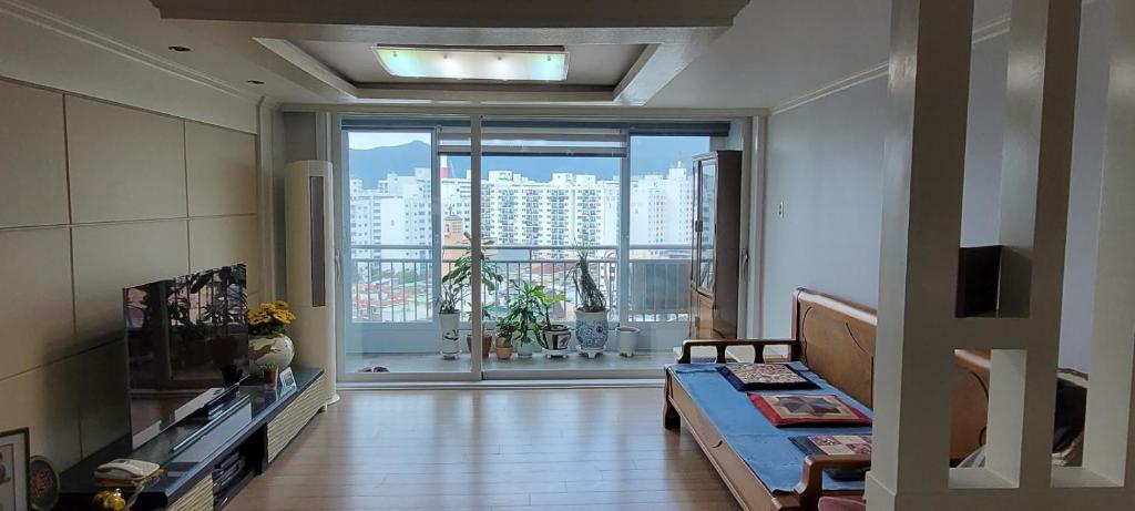 ein Wohnzimmer mit Stadtblick in der Unterkunft Green Homestay - Foreigner Only in Seoul