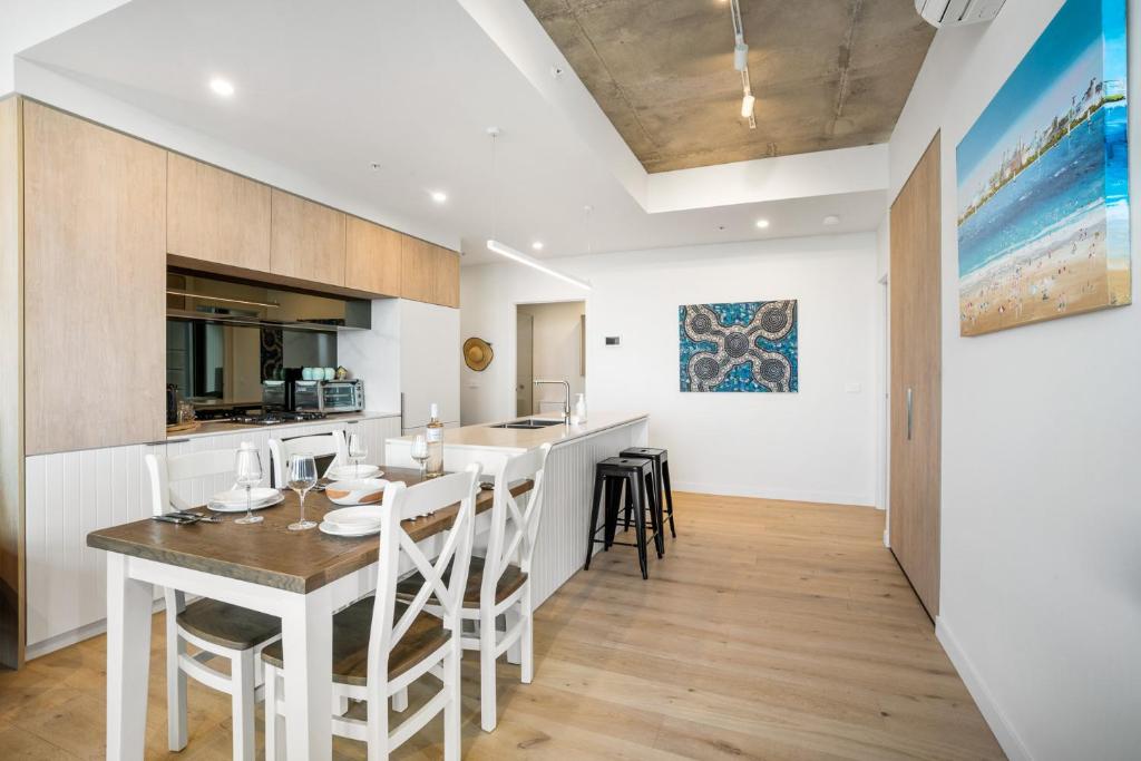 cocina y comedor con mesa y sillas en 2BR Apartment in Geelong w/ Spectacular City View en Geelong