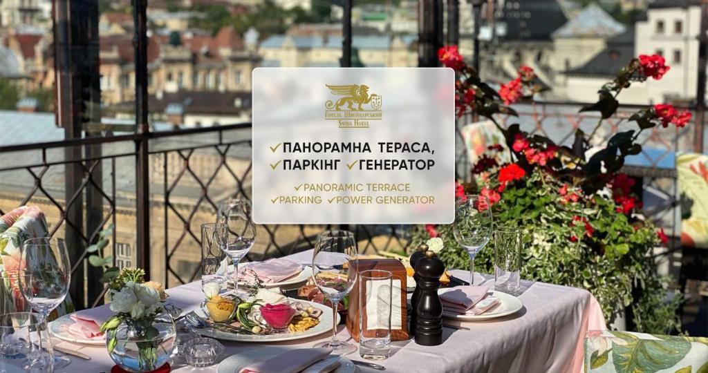 une table avec des plaques alimentaires et un panneau sur celle-ci, dans l'établissement Swiss Hotel, à Lviv