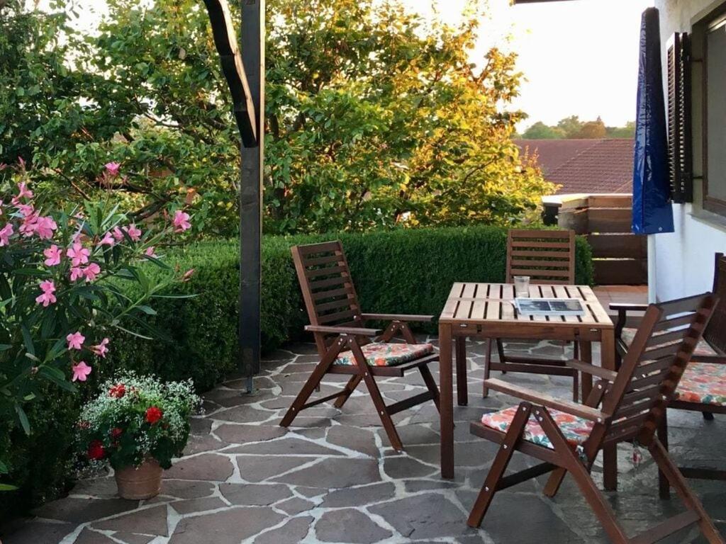 eine Terrasse mit 2 Stühlen und einem Holztisch in der Unterkunft Haus Mali Comfortable holiday residence in Chieming