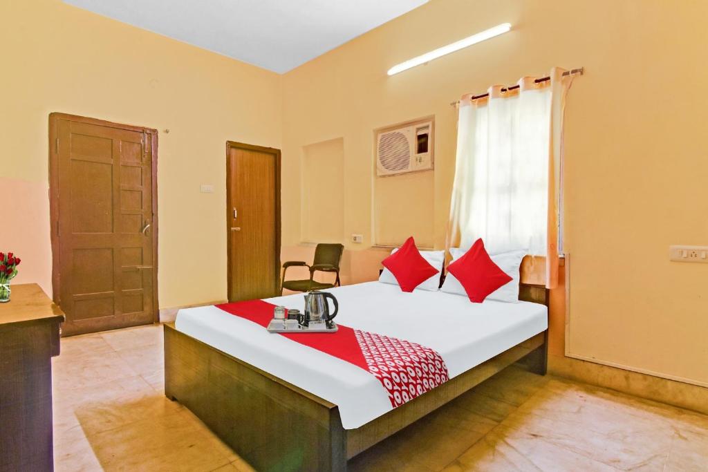 A bed or beds in a room at OYO Flagship Dk Recedency Near City Centre Salt Lake