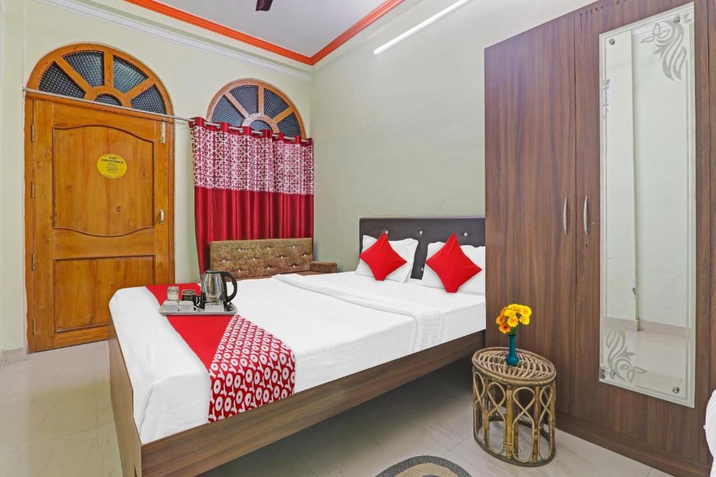 Un ou plusieurs lits dans un hébergement de l'établissement OYO Flagship Hotel Khushboo Regency