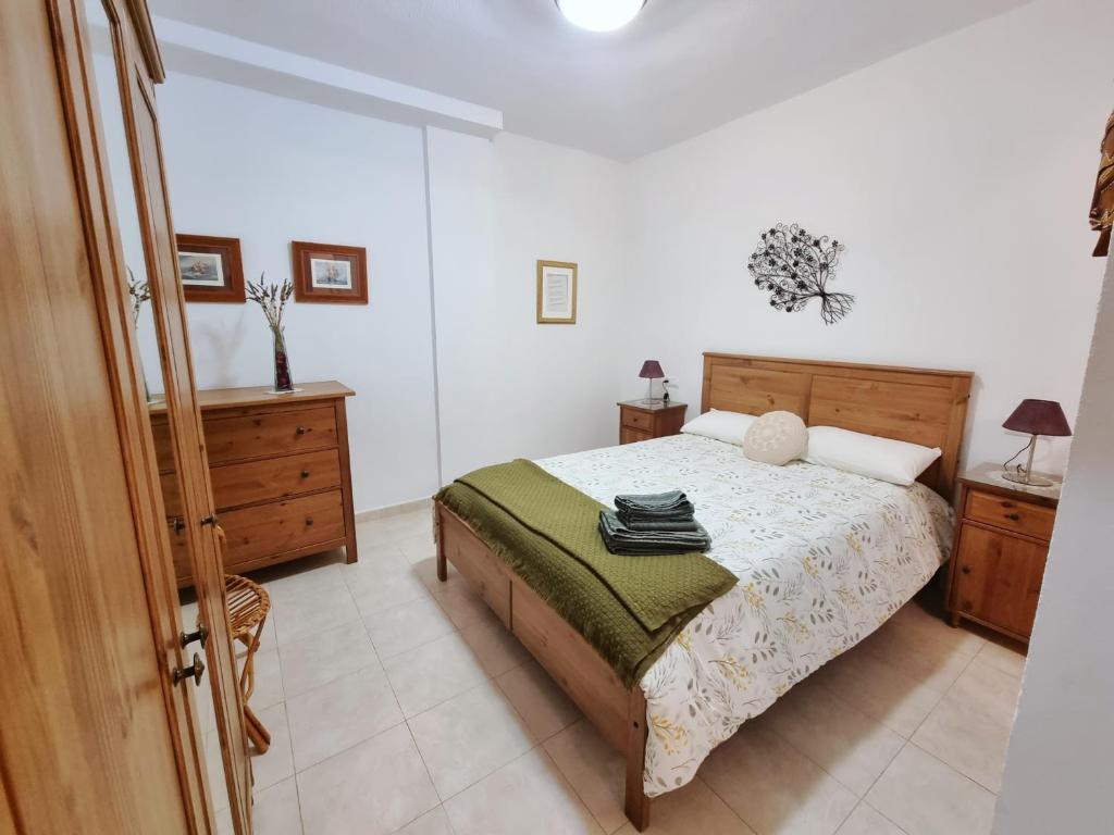 een slaapkamer met een bed en 2 dressoirs en een bed sidx sidx sidx sidx bij Apartamento rojo con vistas al mar in Mazagón