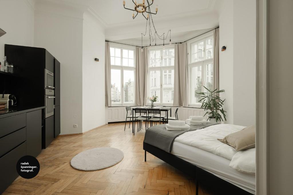 1 dormitorio con 1 cama grande y comedor en Central Apartments Pařížská en Praga