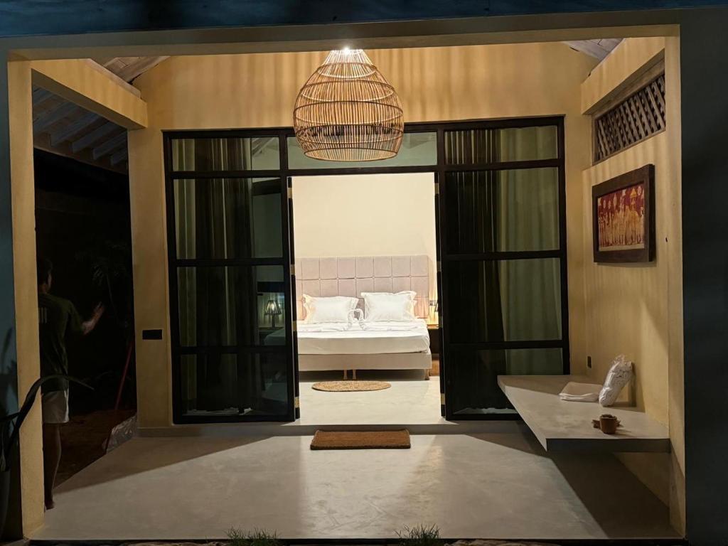 Postel nebo postele na pokoji v ubytování Nikara Beach Villas Arugambay