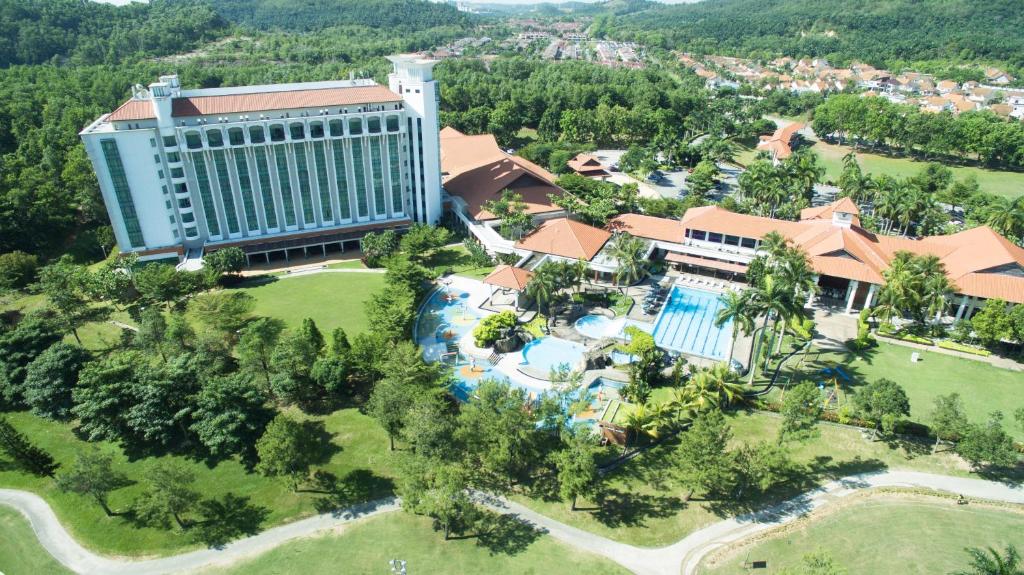 eine Luftansicht eines Resorts mit Pool in der Unterkunft Nilai Springs Resort Hotel in Nilai