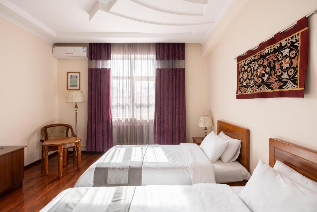 Postel nebo postele na pokoji v ubytování Soluxe Hotel